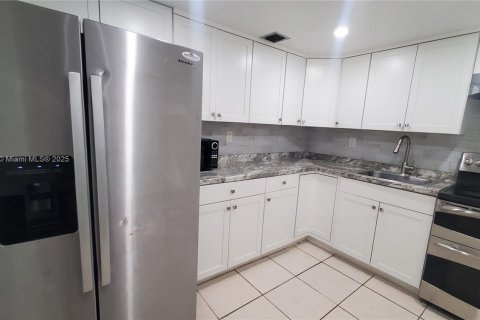 Снять в аренду кондоминиум в Майами, Флорида 2 спальни, 105.44м2, № 1956407 - фото 4
