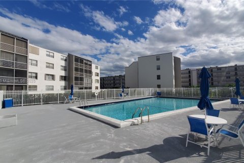 Снять в аренду кондоминиум в Майами, Флорида 2 спальни, 105.44м2, № 1956407 - фото 17