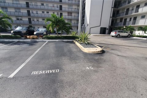 Снять в аренду кондоминиум в Майами, Флорида 2 спальни, 105.44м2, № 1956407 - фото 16