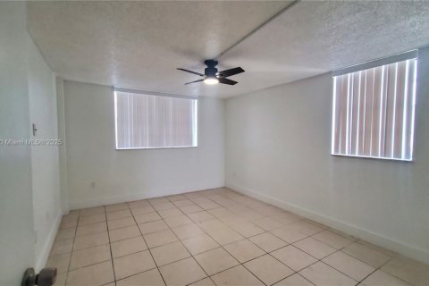 Снять в аренду кондоминиум в Майами, Флорида 2 спальни, 105.44м2, № 1956407 - фото 8