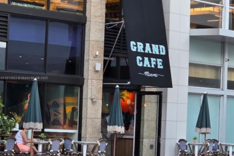 Commercial property in Miami Beach, Florida № 1968963 - photo 1