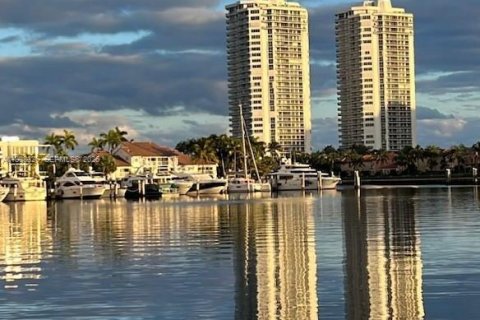 Condo in Aventura, Florida, 3 bedrooms  № 2018590 - photo 17