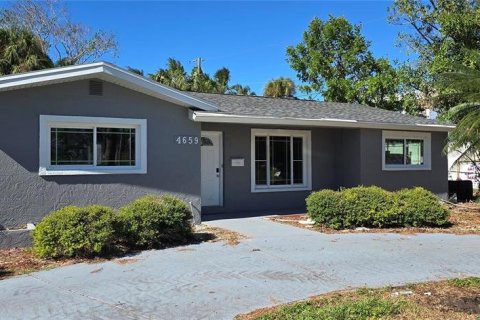 Casa en venta en Saint Petersburg, Florida, 3 dormitorios, 121.52 m2 № 1563377 - foto 1