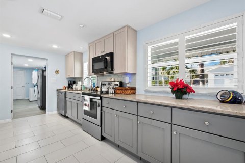 House in Longboat Key, Florida 3 bedrooms, 156.82 sq.m. № 1520615 - photo 8