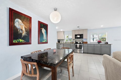 House in Longboat Key, Florida 3 bedrooms, 156.82 sq.m. № 1520615 - photo 6