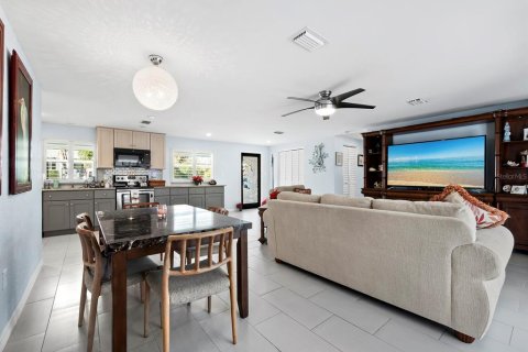 House in Longboat Key, Florida 3 bedrooms, 156.82 sq.m. № 1520615 - photo 3