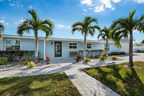 House in Longboat Key, Florida 3 bedrooms, 156.82 sq.m. № 1520615 - photo 1