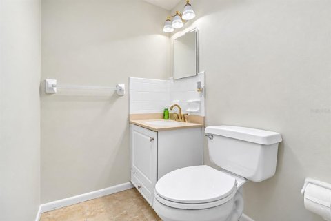 House in Temple Terrace, Florida 3 bedrooms, 173.17 sq.m. № 2406722 - photo 18