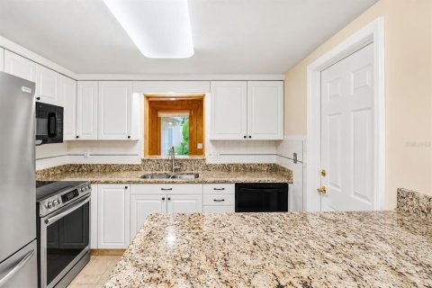 House in Temple Terrace, Florida 3 bedrooms, 173.17 sq.m. № 2406722 - photo 4
