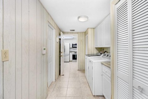 House in Temple Terrace, Florida 3 bedrooms, 173.17 sq.m. № 2406722 - photo 21