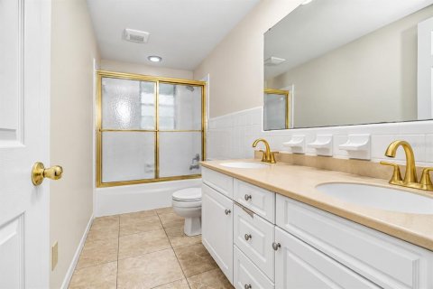 House in Temple Terrace, Florida 3 bedrooms, 173.17 sq.m. № 2406722 - photo 13