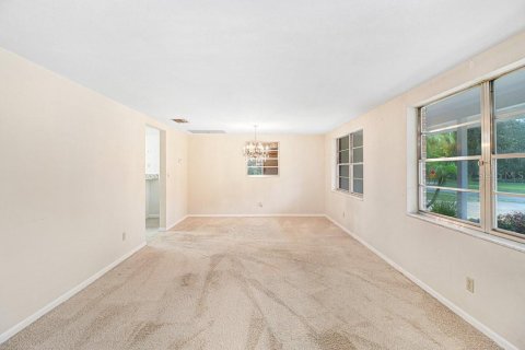 House in Temple Terrace, Florida 3 bedrooms, 173.17 sq.m. № 2406722 - photo 11