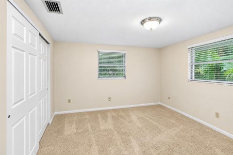 House in Temple Terrace, Florida 3 bedrooms, 173.17 sq.m. № 2406722 - photo 20