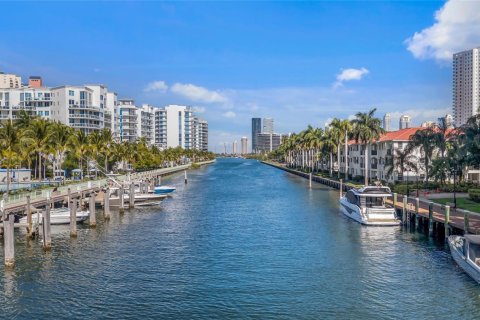 Condo in Aventura, Florida, 2 bedrooms  № 2389984 - photo 3