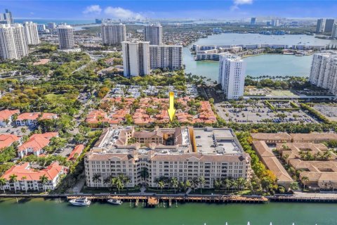 Condo in Aventura, Florida, 2 bedrooms  № 2389984 - photo 14