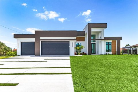 House in Cape Coral, Florida 4 bedrooms, 195.09 sq.m. № 2280424