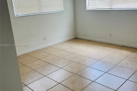 Villa ou maison à louer à Hallandale Beach, Floride: 2 chambres, 152.36 m2 № 2170384 - photo 7