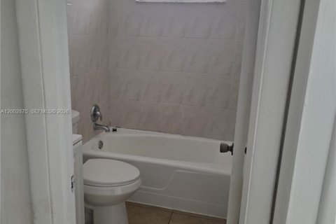 Villa ou maison à louer à Hallandale Beach, Floride: 2 chambres, 152.36 m2 № 2170384 - photo 11