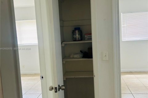 Villa ou maison à louer à Hallandale Beach, Floride: 2 chambres, 152.36 m2 № 2170384 - photo 8