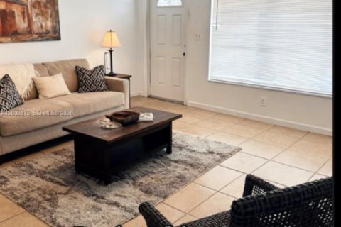 Villa ou maison à louer à Hallandale Beach, Floride: 2 chambres, 152.36 m2 № 2170384 - photo 2