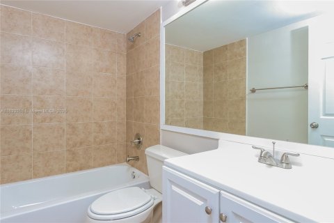 Снять в аренду виллу или дом в Уэст-Палм-Бич, Флорида 2 спальни, 136.38м2, № 1945241 - фото 10