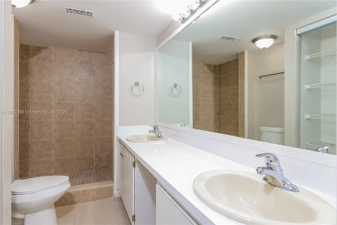 Снять в аренду виллу или дом в Уэст-Палм-Бич, Флорида 2 спальни, 136.38м2, № 1945241 - фото 7