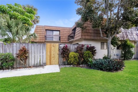 Снять в аренду виллу или дом в Уэст-Палм-Бич, Флорида 2 спальни, 136.38м2, № 1945241 - фото 1