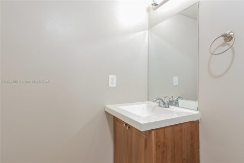 Снять в аренду виллу или дом в Уэст-Палм-Бич, Флорида 2 спальни, 136.38м2, № 1945241 - фото 11