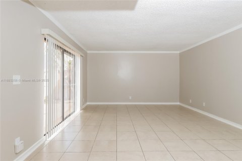 Снять в аренду виллу или дом в Уэст-Палм-Бич, Флорида 2 спальни, 136.38м2, № 1945241 - фото 14