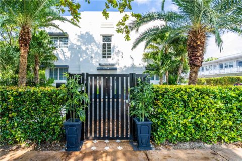 Commercial property in Miami Beach, Florida № 1700527 - photo 2