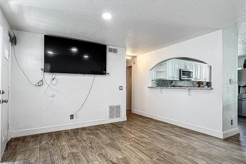 House in Orlando, Florida 4 bedrooms, 115.57 sq.m. № 1856405 - photo 2