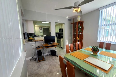 Copropriété à vendre à North Miami Beach, Floride: 2 chambres, 112.69 m2 № 1988578 - photo 11