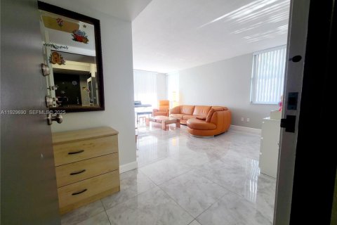 Copropriété à vendre à North Miami Beach, Floride: 2 chambres, 112.69 m2 № 1988578 - photo 10