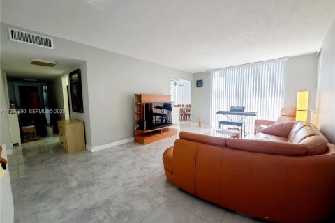 Copropriété à vendre à North Miami Beach, Floride: 2 chambres, 112.69 m2 № 1988578 - photo 3