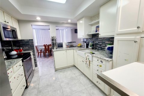 Copropriété à vendre à North Miami Beach, Floride: 2 chambres, 112.69 m2 № 1988578 - photo 1