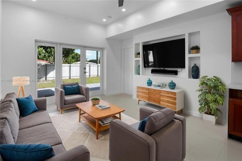 House in Hollywood, Florida 4 bedrooms, 233.46 sq.m. № 1952608 - photo 4