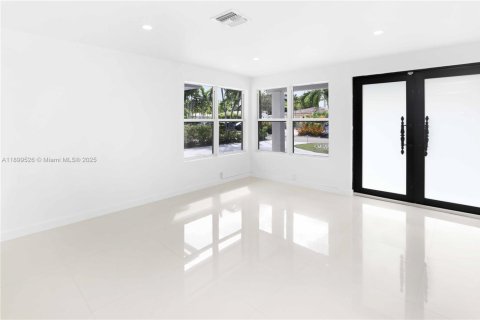 House in Hollywood, Florida 4 bedrooms, 233.46 sq.m. № 1952608 - photo 5