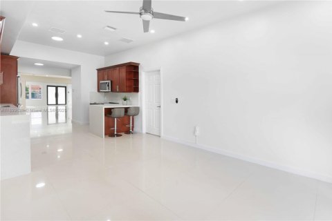 House in Hollywood, Florida 4 bedrooms, 233.46 sq.m. № 1952608 - photo 19