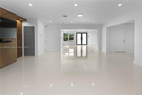 House in Hollywood, Florida 4 bedrooms, 233.46 sq.m. № 1952608 - photo 10