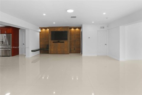 House in Hollywood, Florida 4 bedrooms, 233.46 sq.m. № 1952608 - photo 8