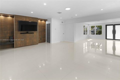 House in Hollywood, Florida 4 bedrooms, 233.46 sq.m. № 1952608 - photo 9