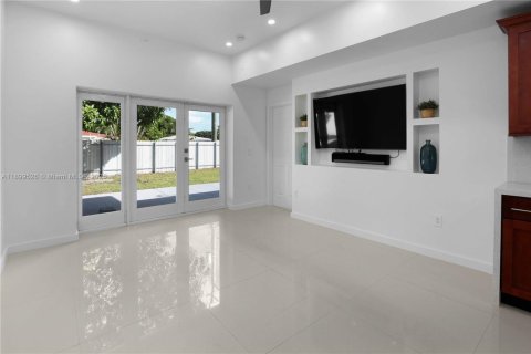 House in Hollywood, Florida 4 bedrooms, 233.46 sq.m. № 1952608 - photo 17
