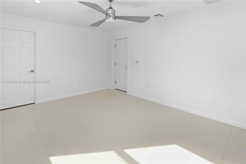 House in Hollywood, Florida 4 bedrooms, 233.46 sq.m. № 1952608 - photo 29