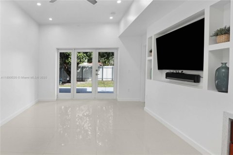 House in Hollywood, Florida 4 bedrooms, 233.46 sq.m. № 1952608 - photo 18