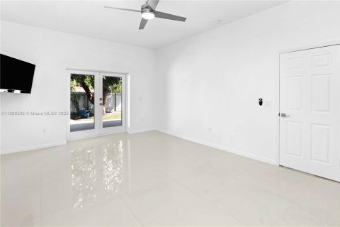 House in Hollywood, Florida 4 bedrooms, 233.46 sq.m. № 1952608 - photo 21