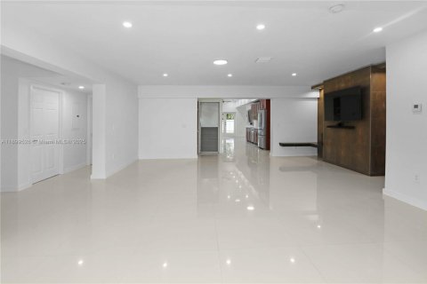 House in Hollywood, Florida 4 bedrooms, 233.46 sq.m. № 1952608 - photo 7