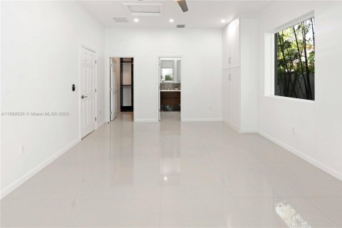 House in Hollywood, Florida 4 bedrooms, 233.46 sq.m. № 1952608 - photo 20