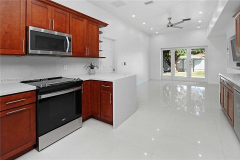 House in Hollywood, Florida 4 bedrooms, 233.46 sq.m. № 1952608 - photo 13
