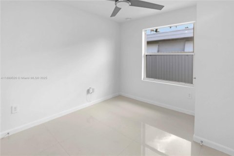 House in Hollywood, Florida 4 bedrooms, 233.46 sq.m. № 1952608 - photo 25