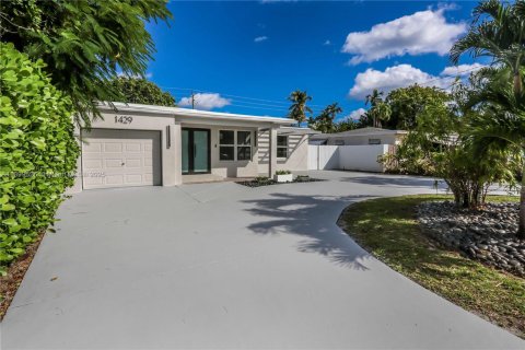House in Hollywood, Florida 4 bedrooms, 233.46 sq.m. № 1952608 - photo 1